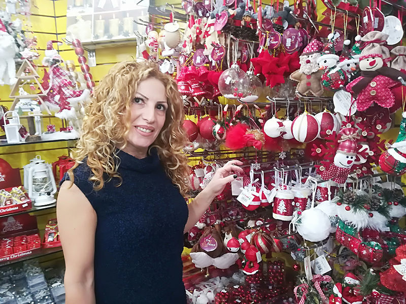 Cagliari, boom alberi e addobbi: “Affari in rialzo, vorrei che fosse sempre Natale”