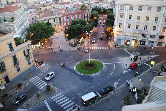 Cagliari, troppo traffico in piazza Costituzione, M5S: “Comune rimetta il semaforo”