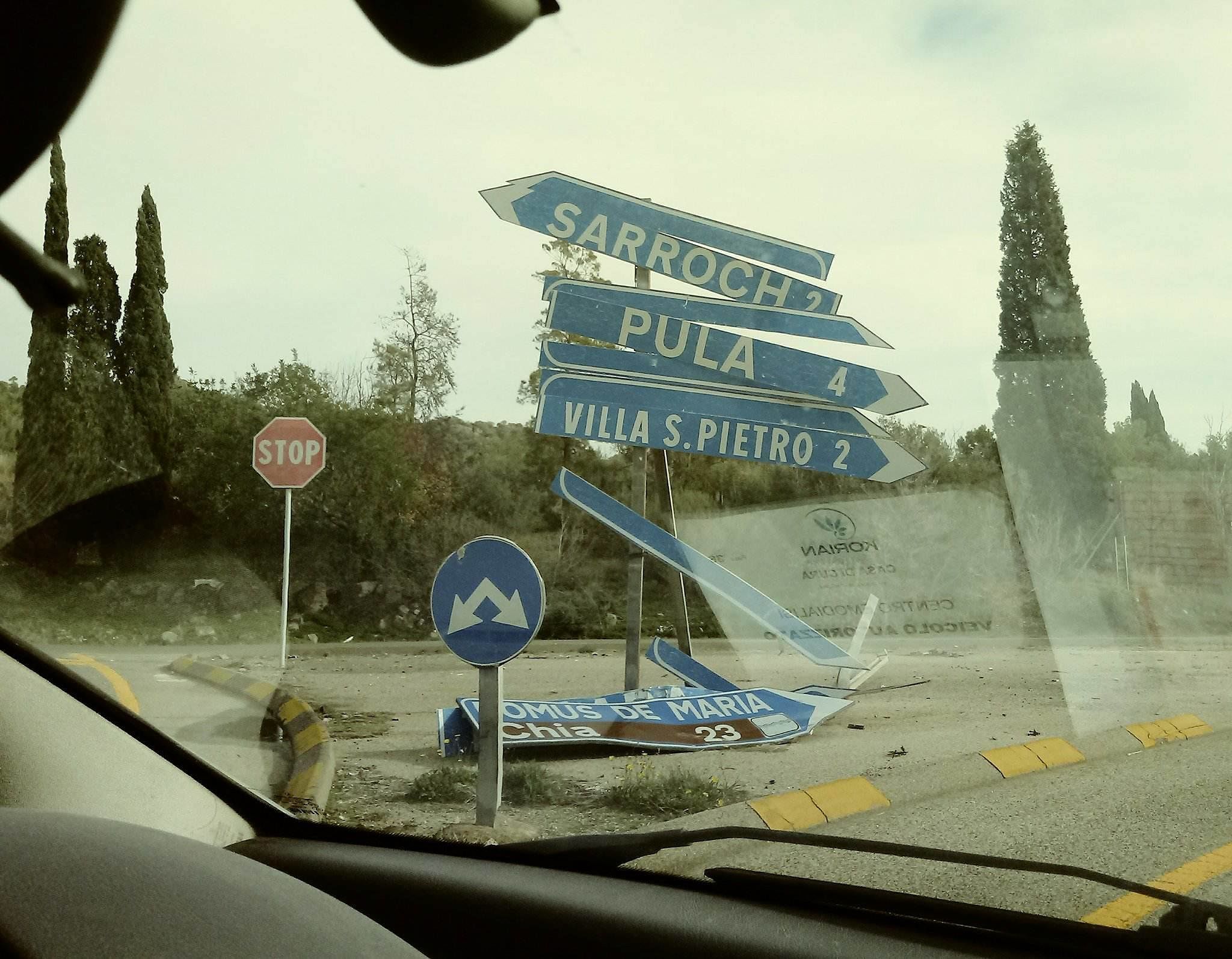 La strana segnaletica sulla Sulcitana: le spiagge di Chia finiscono al tappeto