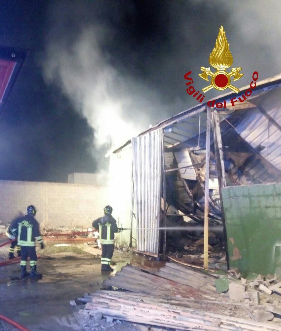 Rogo nella notte a Selargius, ex mobilificio in fiamme