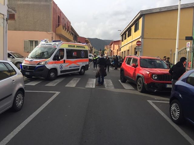 Grave incidente in pieno centro a Capoterra, coinvolti tre bambini e una mamma