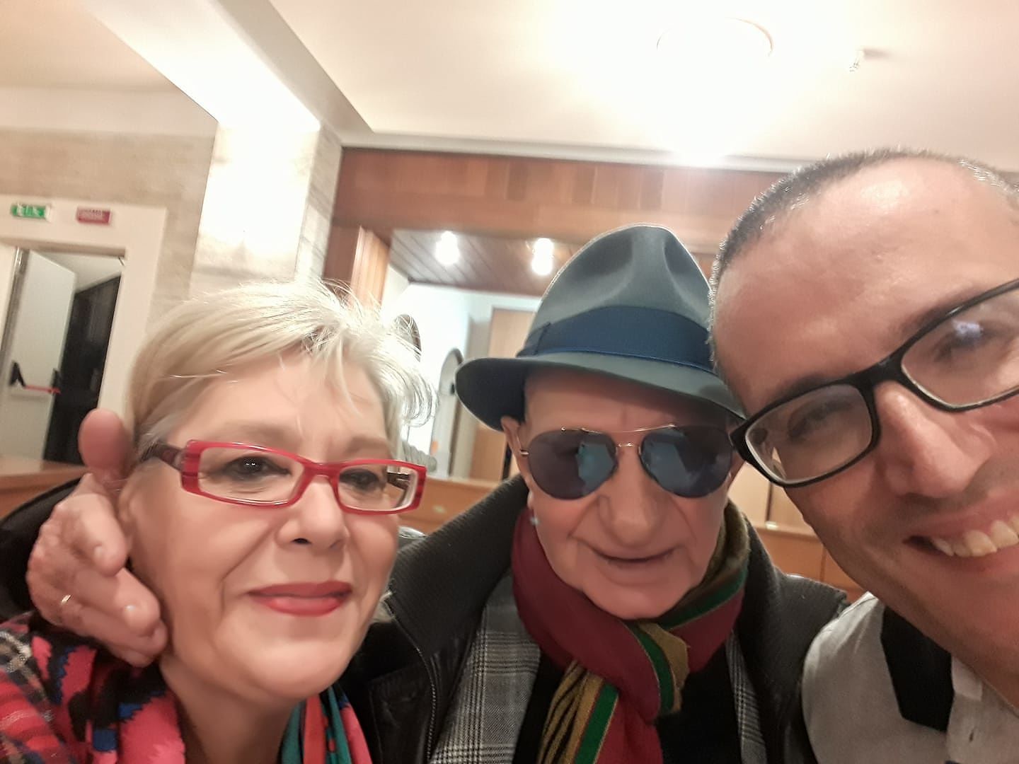 Nicola Di Bari, il selfie del cantante senza tempo nel cuore della Marina a Cagliari