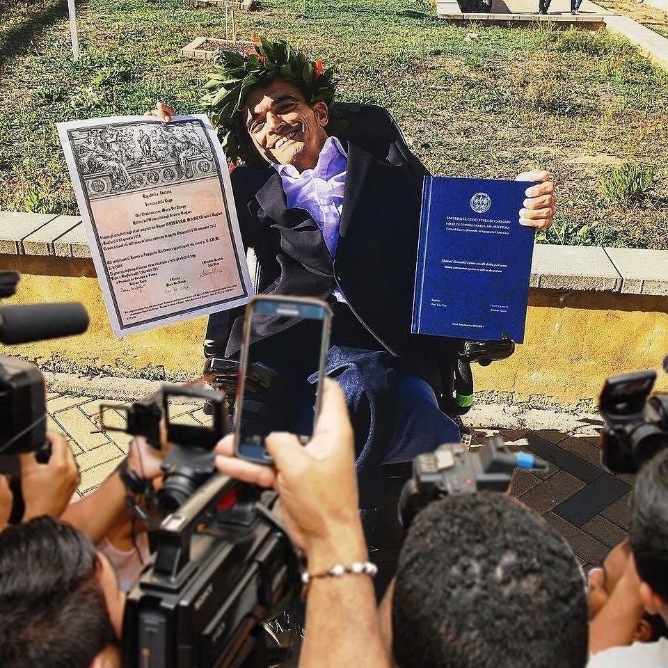 L’ingegnere cagliaritano: “Ai politici i privilegi e io, disabile, prigioniero a casa mia”