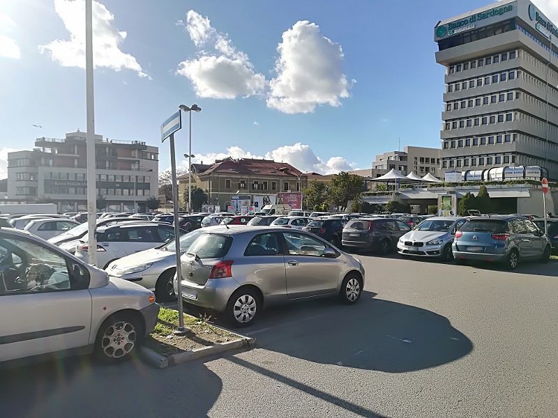 Tappeto di auto in piazza Donatori di Sangue: “congelato” multipiano da 320 posti
