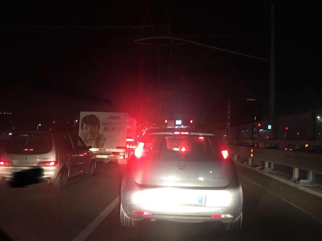 Viale Marconi, condannati al caos: traffico esplode nel periodo natalizio