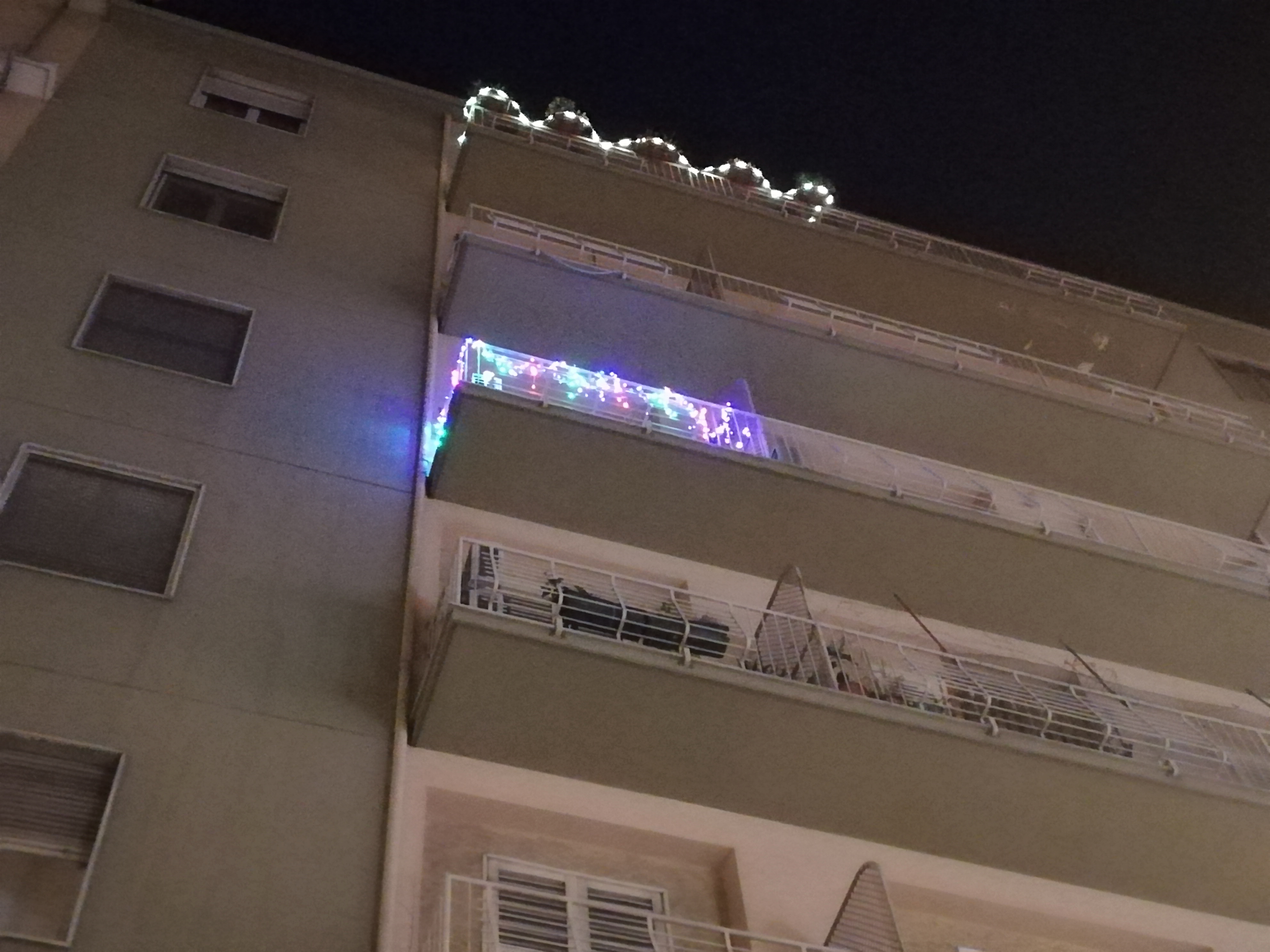 Natale, anche a Cagliari balconi “accesi” dalle luminarie: mandateci le vostre foto