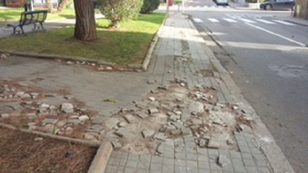 Cagliari, in Via S’Arrulloni marciapiedi transennati e distrutti