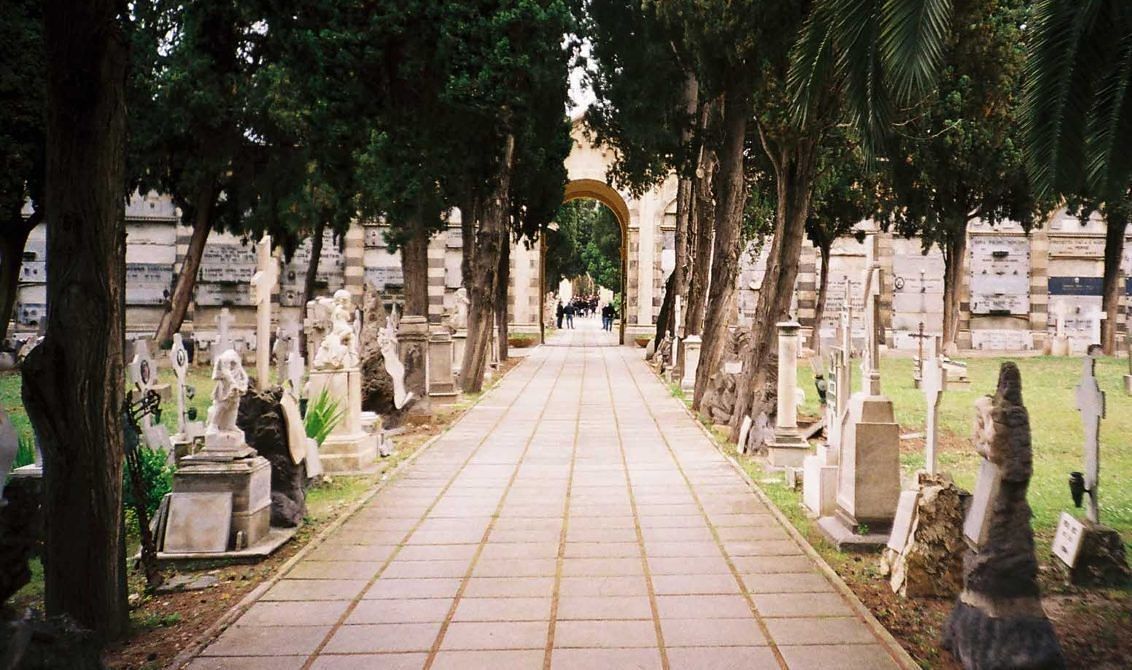 Cagliaritano beffato, paga due volte il loculo al cimitero per la salma del suocero