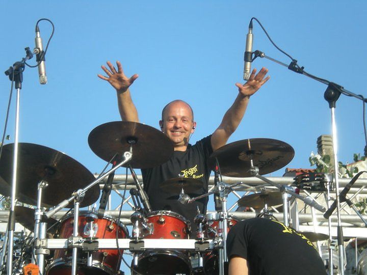 Capoterra, teppisti scatenati: “Una grossa pietra sfiorò il nostro tastierista in piazza Liori”