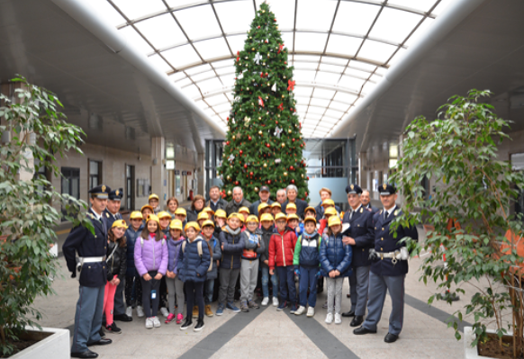 Il lato umano della Polizia spiegato ai giovani alunni cagliaritani