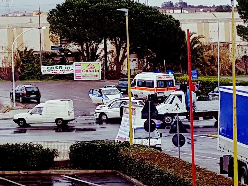 Cagliari, incidente davanti a Kenzou: ambulanza sul posto, ci sono feriti