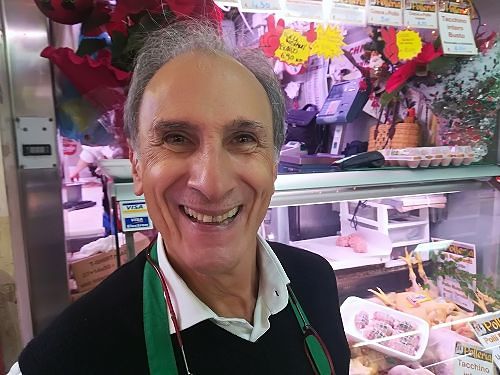 Chicco, venditore di pollame:“Affari in rialzo, a Natale i cagliaritani spendono”
