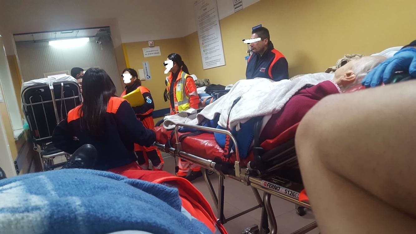 “Parcheggiati da ore sulla barella al pronto soccorso del Ss Trinità: nessuno ci visita”