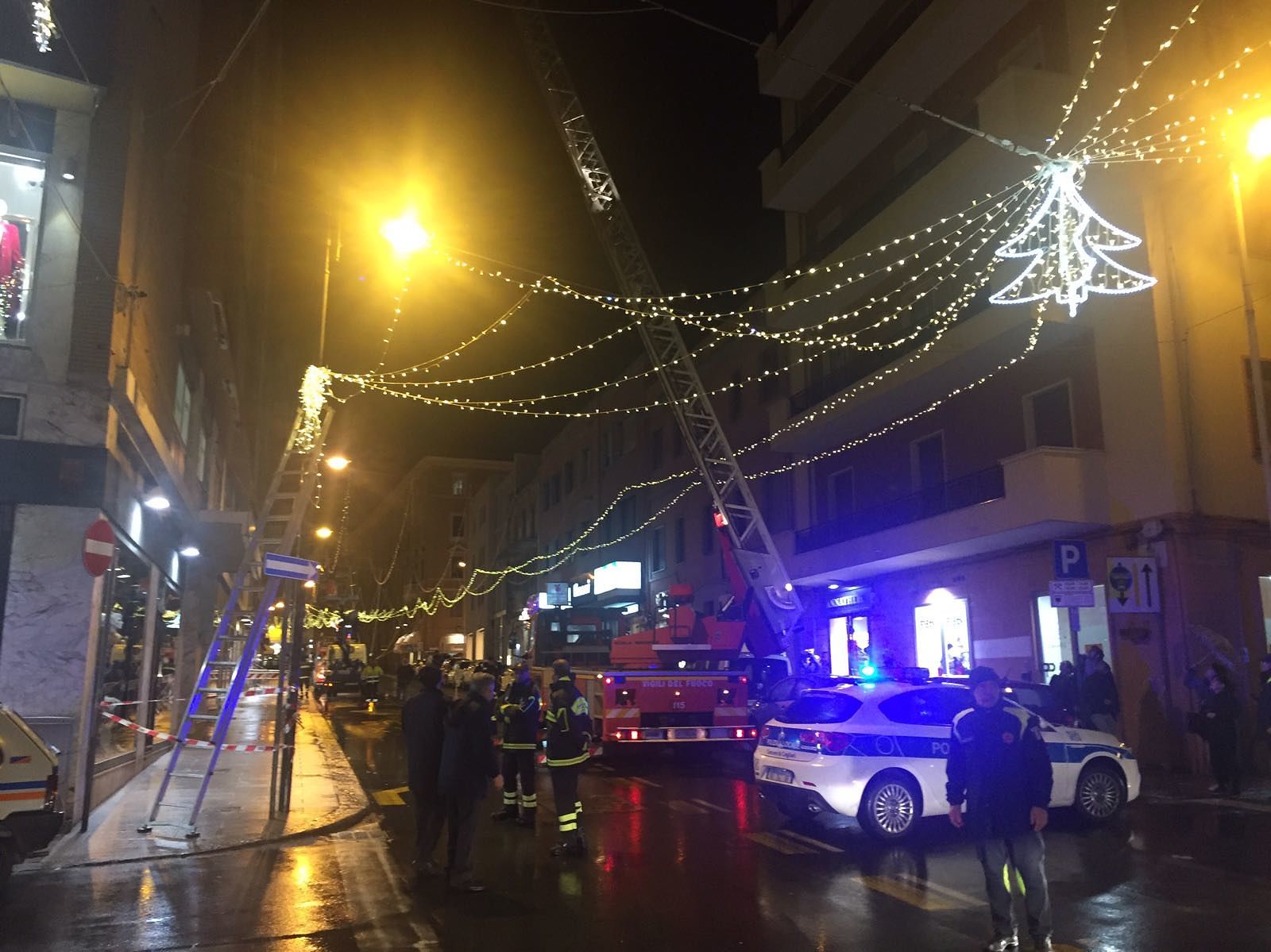 Cagliari, via Alghero transennata nel clou dello shopping natalizio