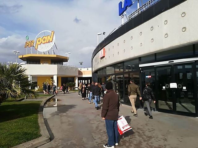 È domenica, tutti pazzi per i centri commerciali: pienone a Sestu (VIDEO)