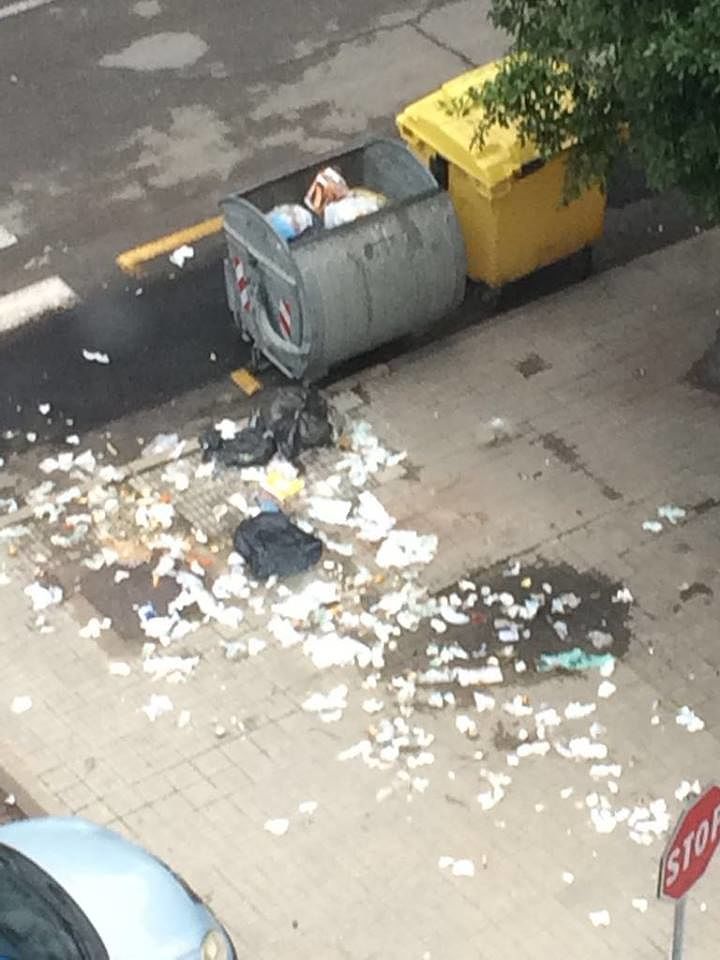 Inciviltà a Cagliari: “Una donna ignora il cassonetto e sparpaglia i rifiuti per terra”