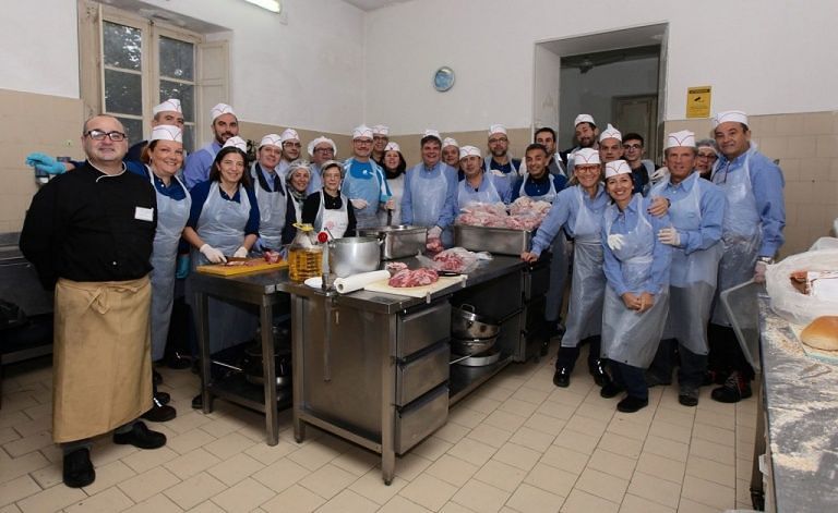 Alla mensa Caritas i lavoratori del Cral Saras cucinano per i migranti