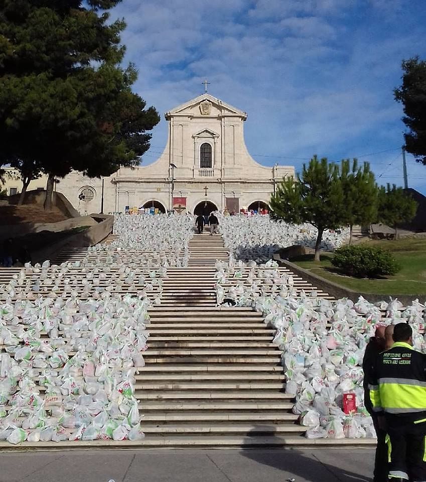 A Cagliari si ripete il Miracolo di Natale: le scalinate di Bonaria colme di doni