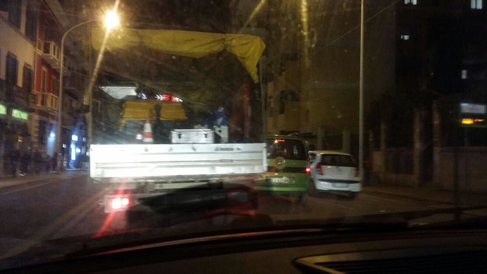 Cagliari, sorpassa le auto in sosta con lo scooter e si scontra col bus: un ferito