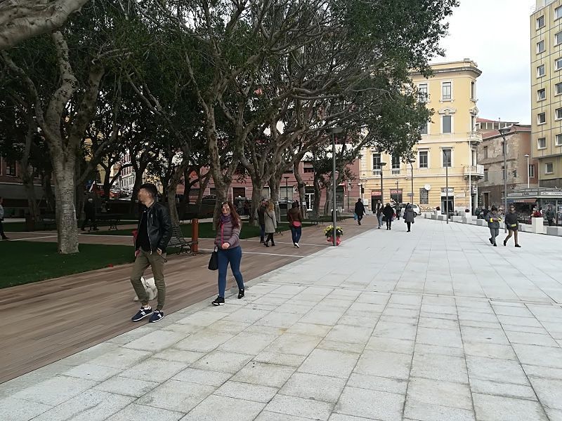 Cagliari, i cittadini promuovono la nuova piazza Garibaldi: “Senza auto è perfetta”