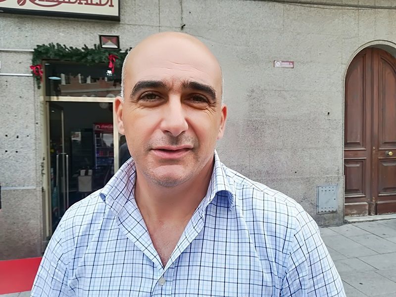 “Contento per la piazza tutta pedonale, ma per metà non c’è neanche una piantina”