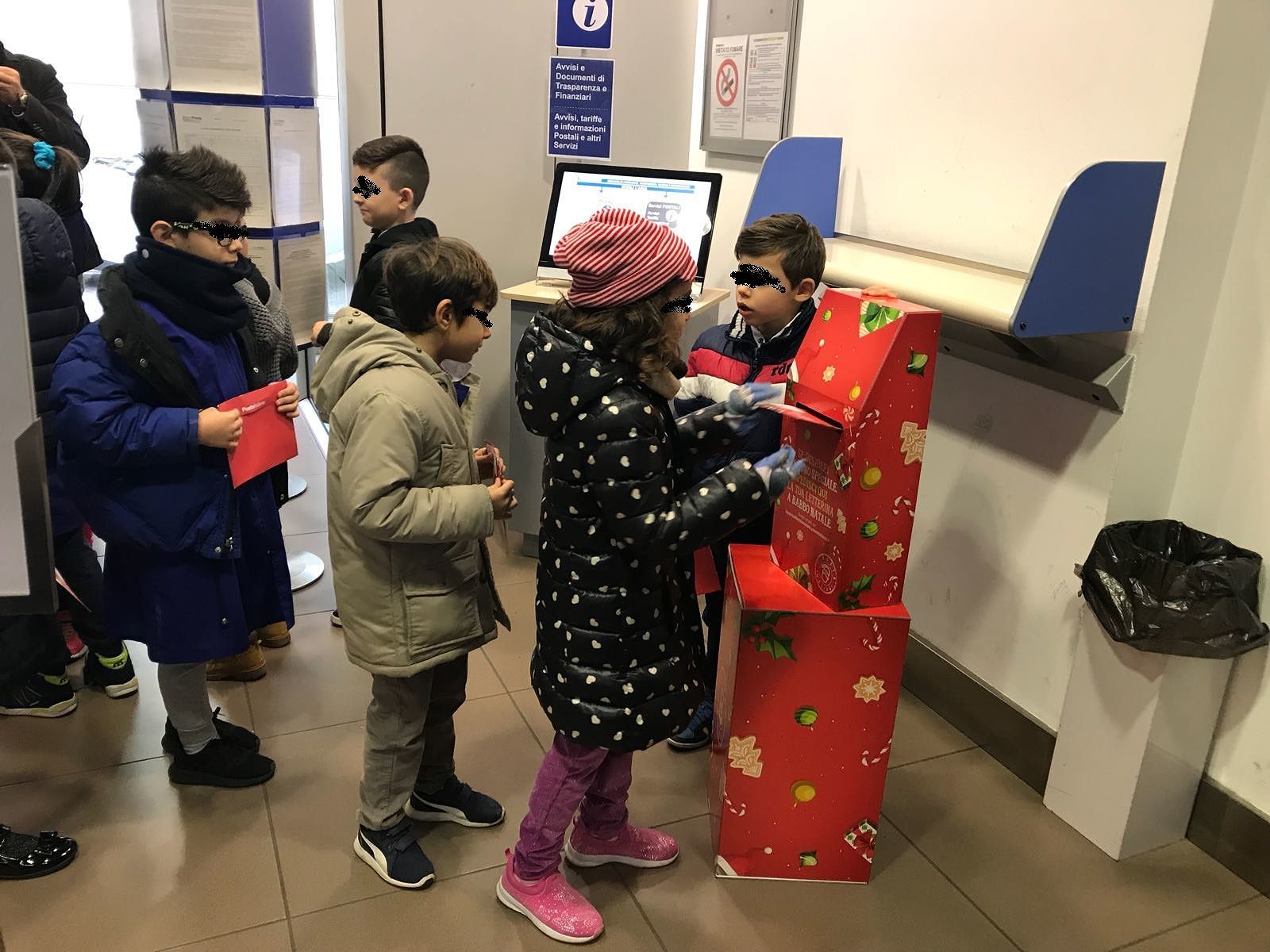 Cagliari, i piccoli studenti spediscono le letterine a Babbo Natale