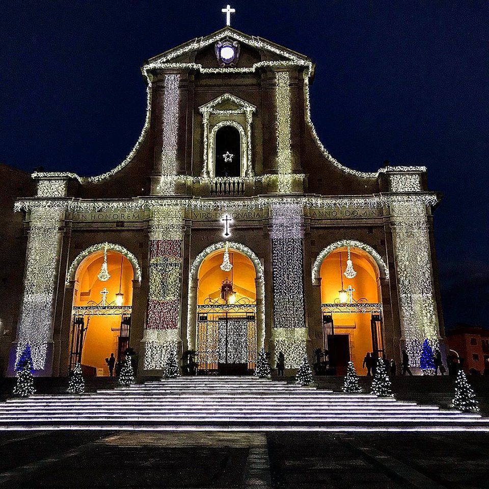 Cagliari, una magica Bonaria illuminata a giorno per un bel Natale