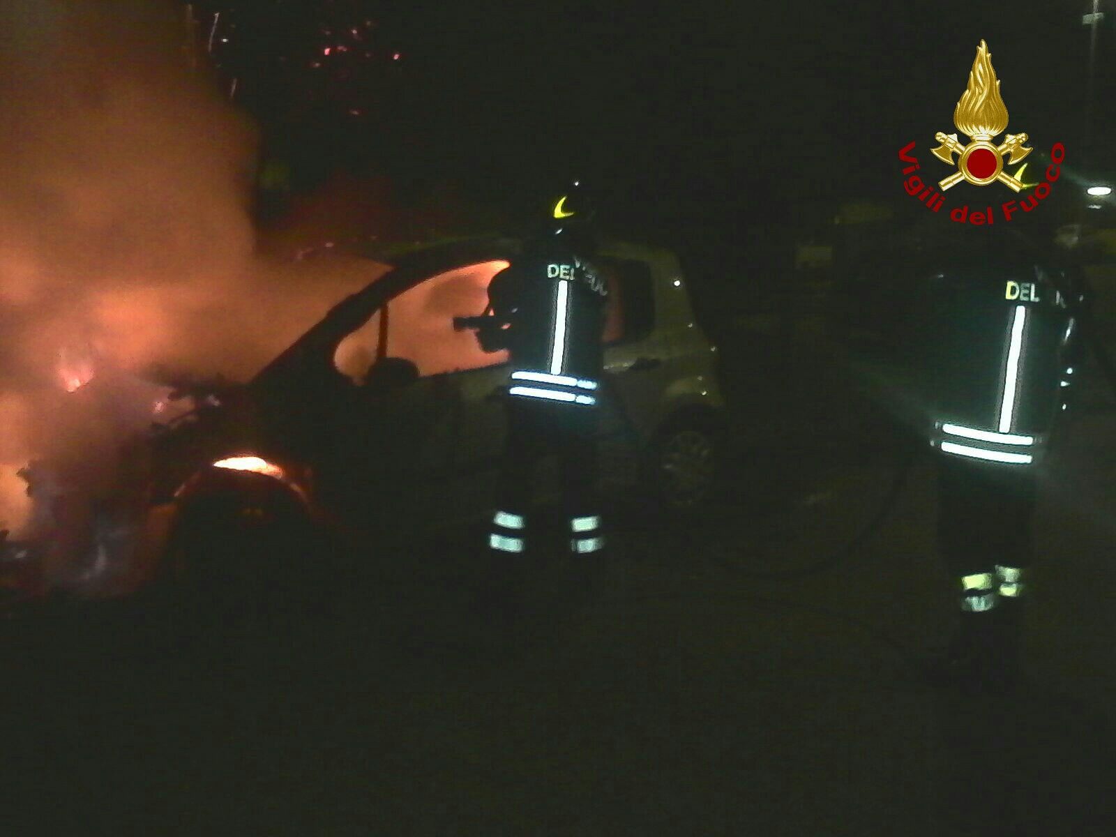 Giallo nella notte a Sant’Elia, auto a fuoco in piazza Maria Callas