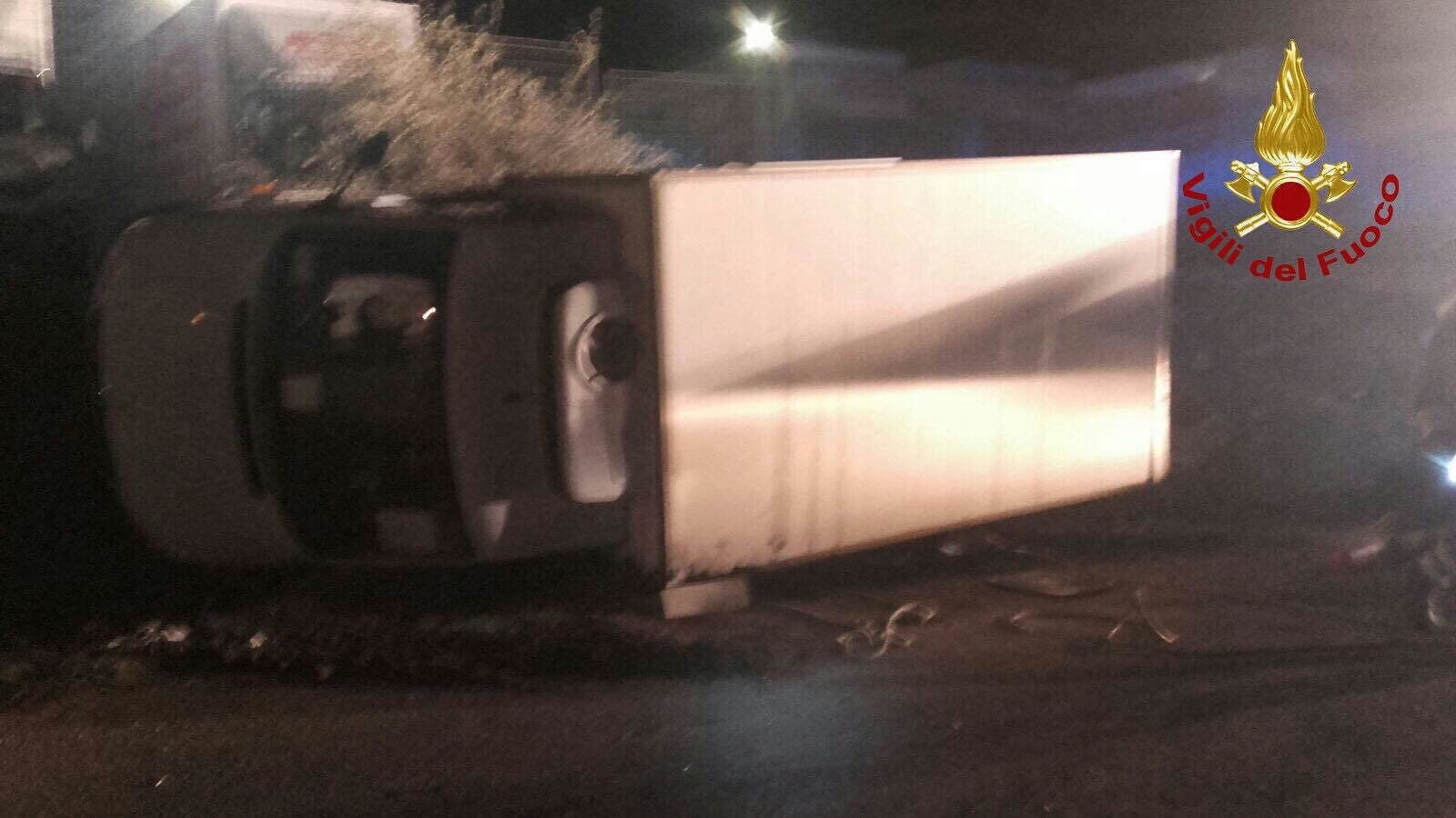 Furgone si ribalta in viale Monastir: conducente illeso