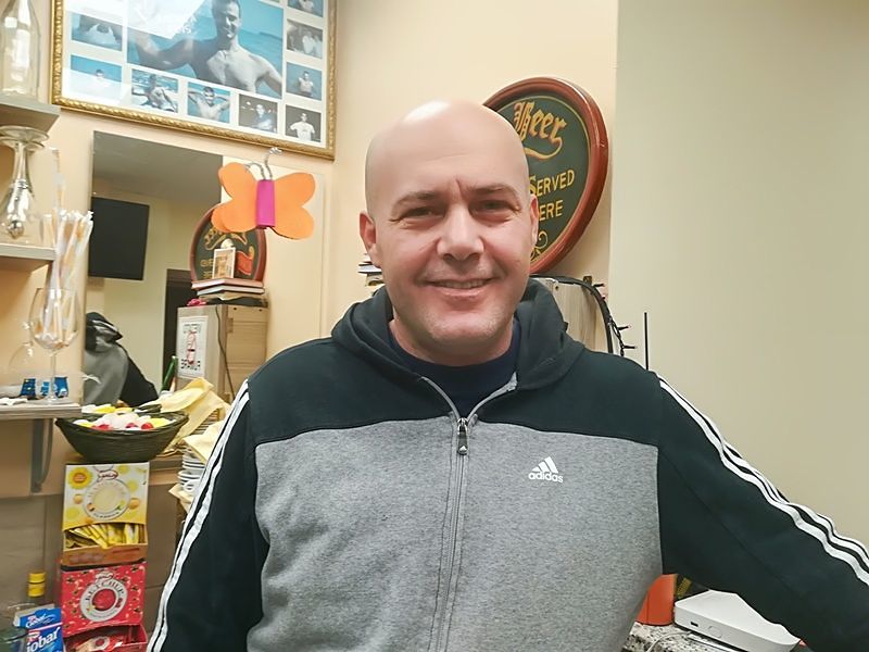 Angelo, re di bistecche e pizze di via Campania: “Strada buia, il Comune non ci calcola”