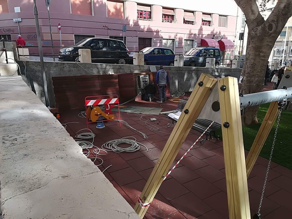 Piazza Garibaldi, operai già in azione: lavori extra all’illuminazione