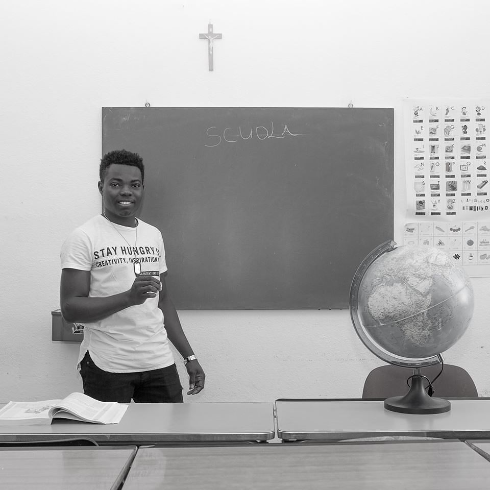 I sogni dei migranti arrivati in Sardegna: 12 scatti per un calendario “d’accoglienza”