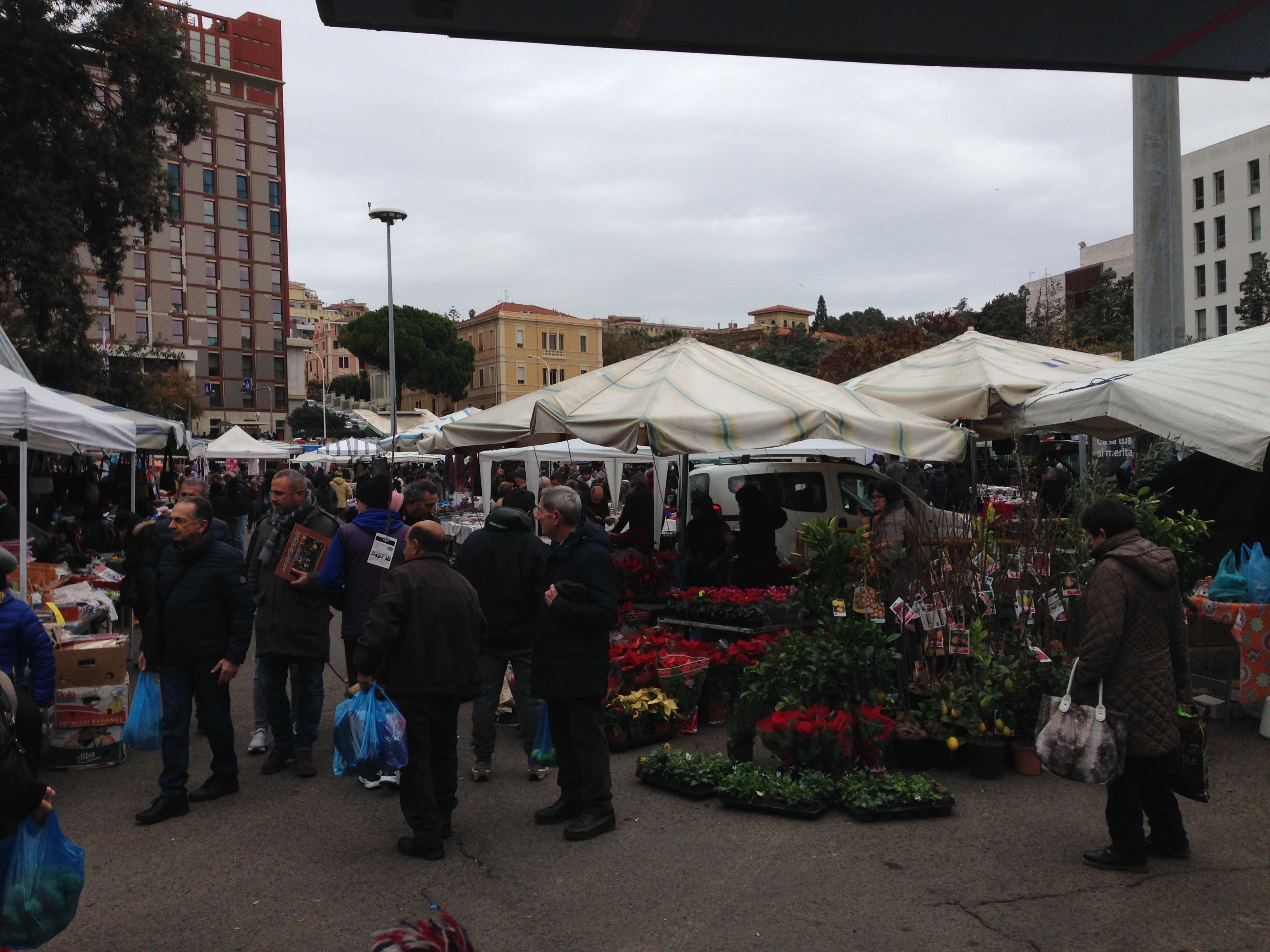 Cagliari, il mercatino di viale Trento li batte tutti