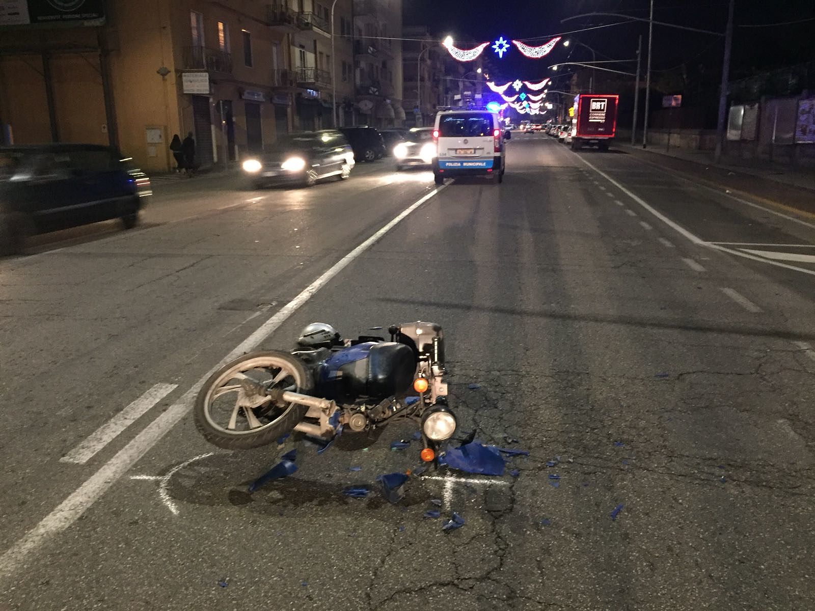 Scooter contro auto in via Is Mirrionis, ferito un pakistano