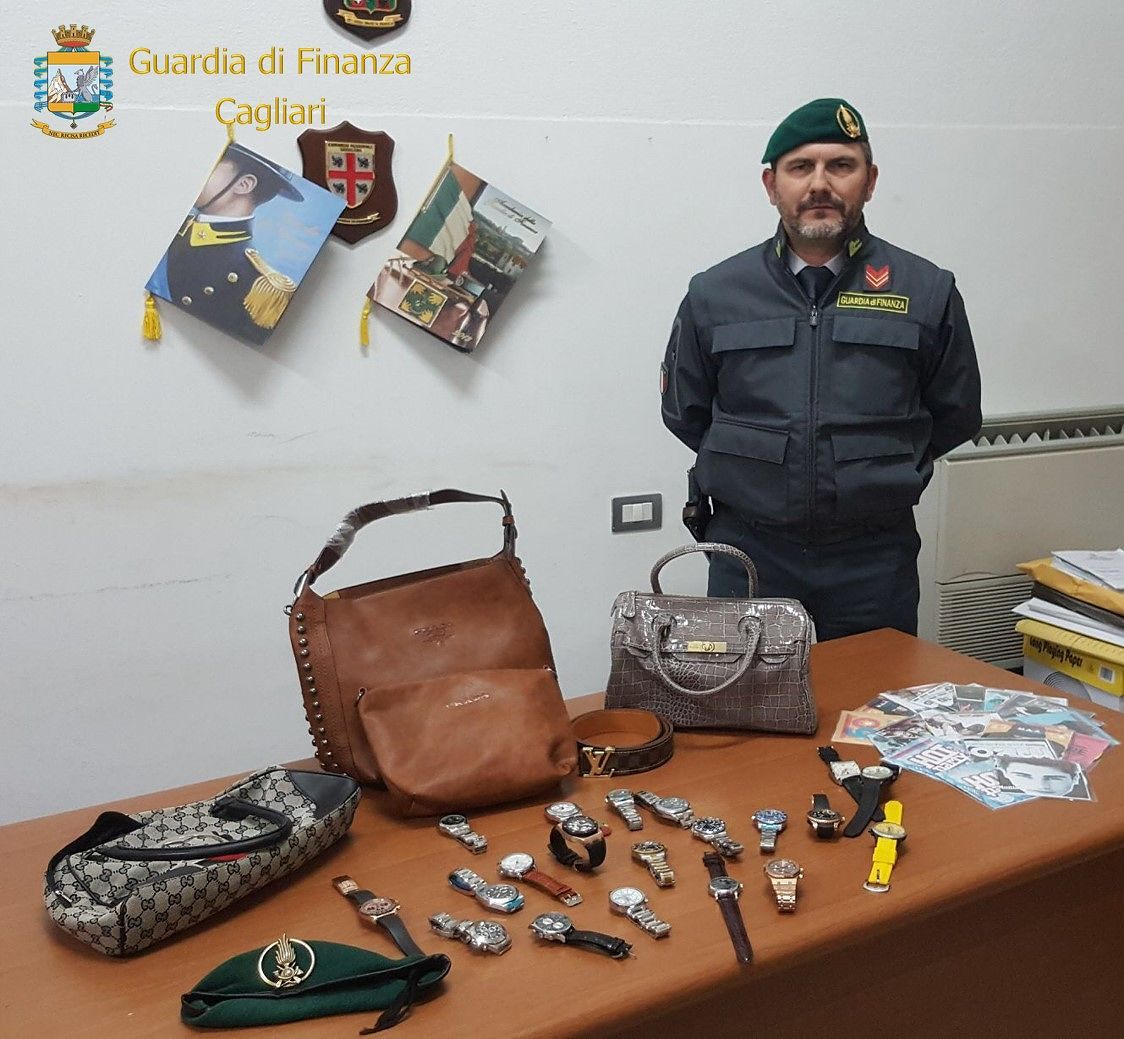 Orologi e cd contraffatti, ambulante senegalese denunciato dalla Finanza