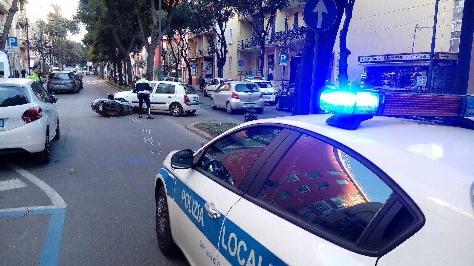 Via Dante, auto invade corsia opposta e urta una moto: centauro all’ospedale