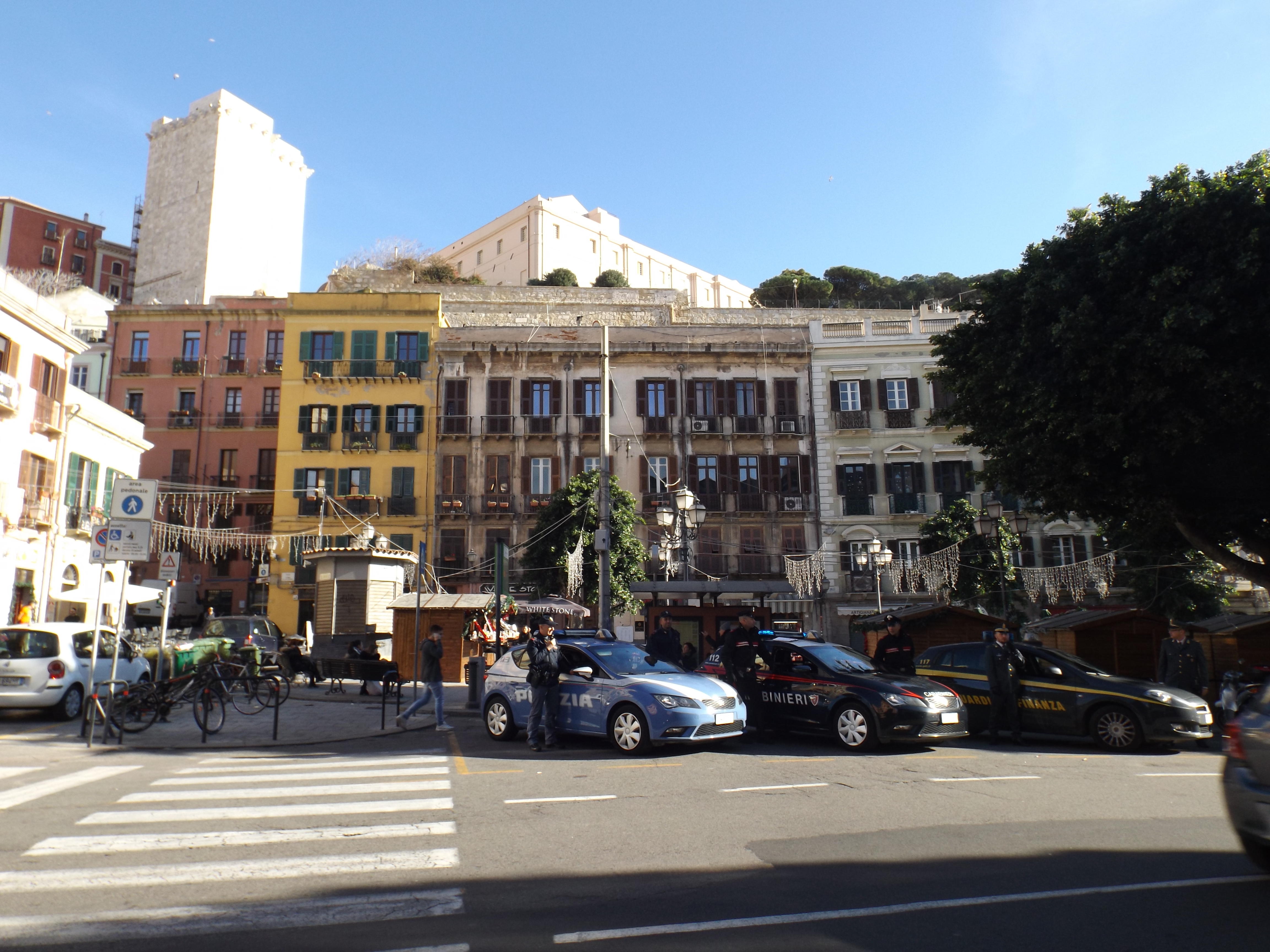 Cagliari, maxi controlli della Polizia nelle vie dello shopping e della movida
