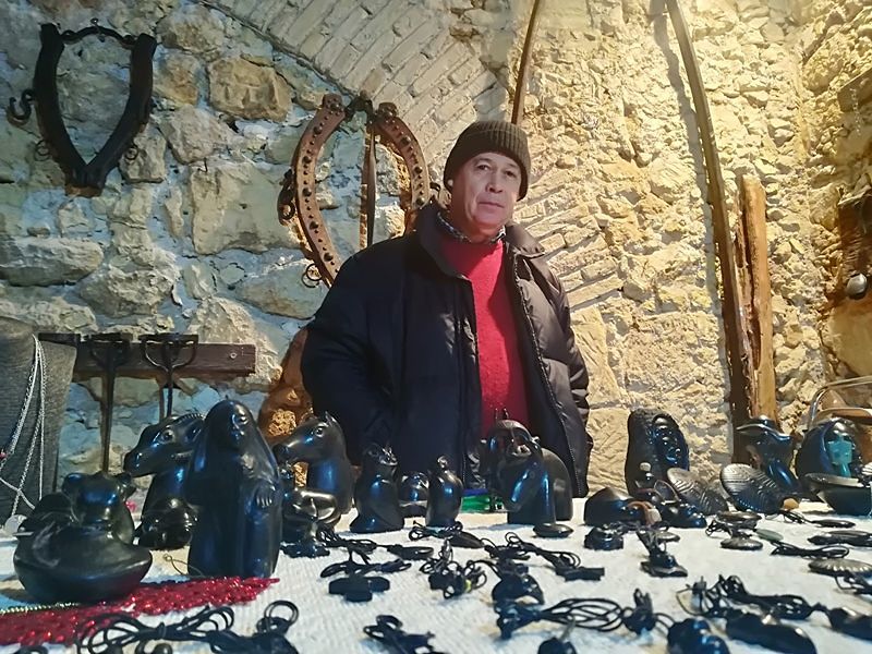 Angelo di Pabillonis, operaio-artista: “C’è crisi, realizzo sculture con l’ossidiana”