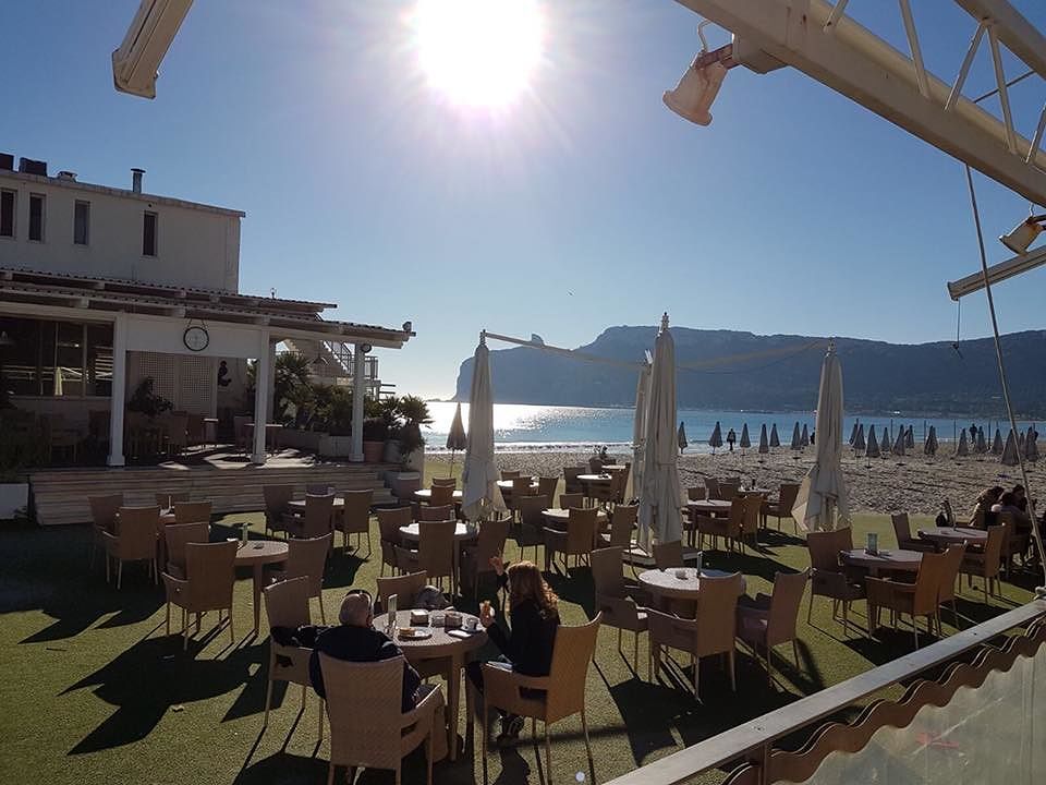 Cagliari, paradiso Poetto a Natale: tutti “pazzi” per la Sardegna baciata dal sole