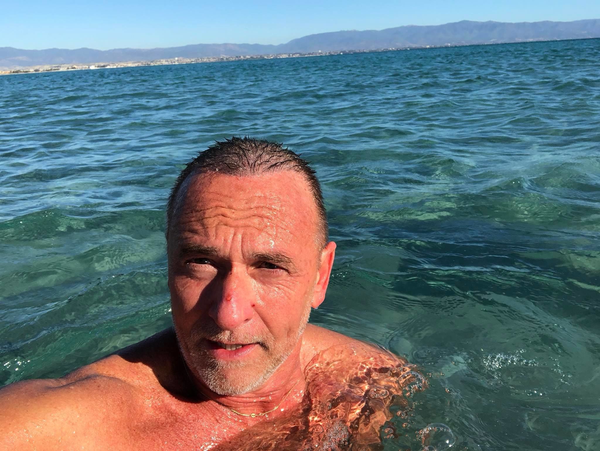 Cagliari, super Ugo colpisce ancora: bagno al Poetto alla vigilia di Natale