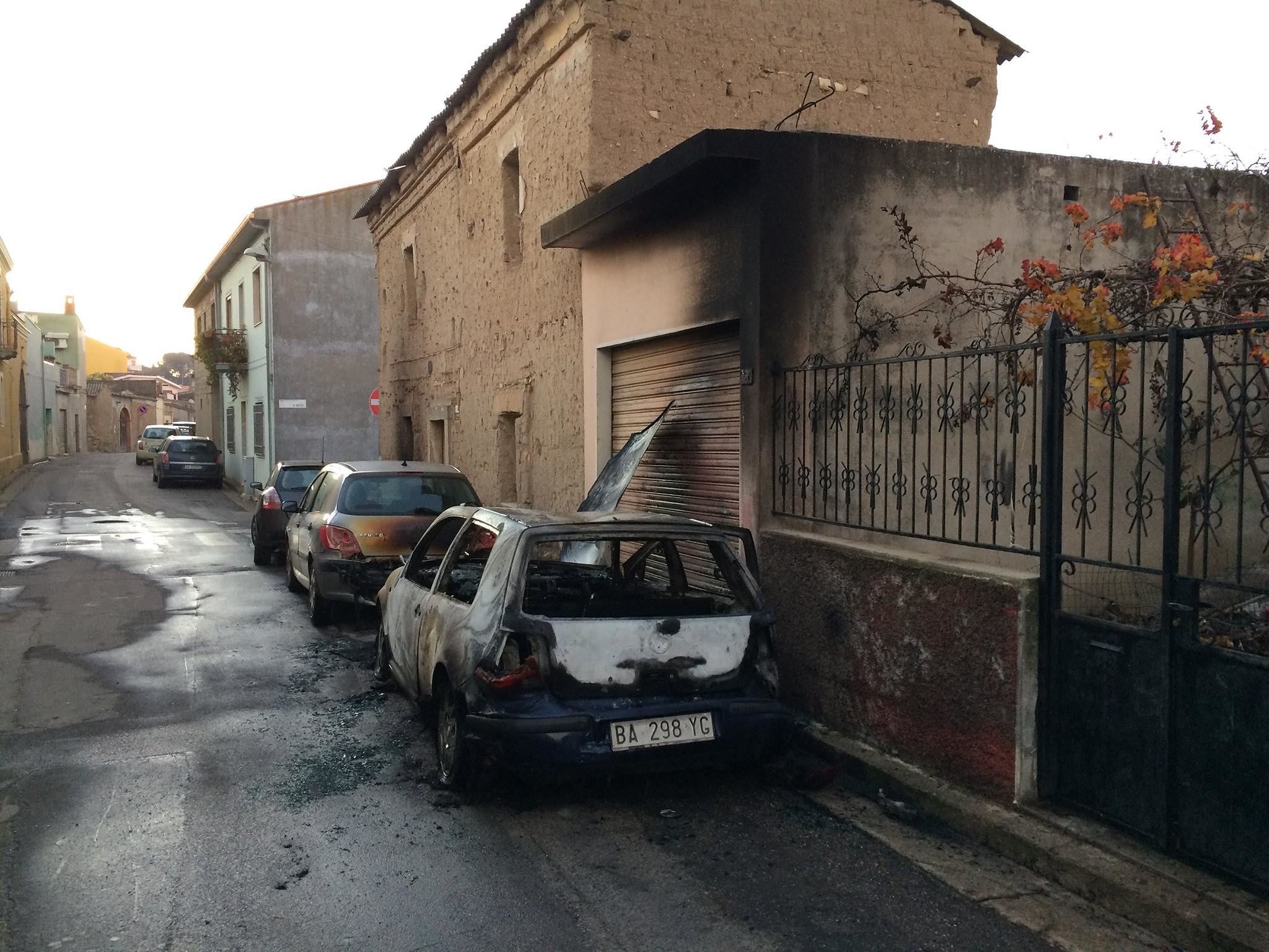 Il mistero delle auto bruciate nella notte a Samassi: “Siete criminali”