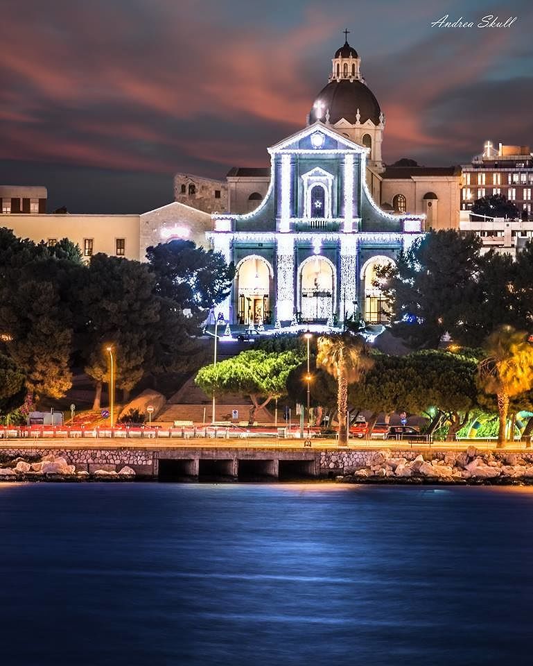 Cagliari a Natale, la più bella del mondo: tramonto su una magica Bonaria