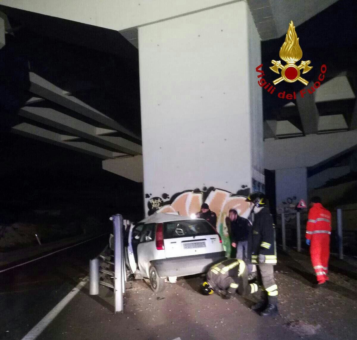 Contromano sulla 125, si schianta poi su un pilone della 554: morto un 23enne