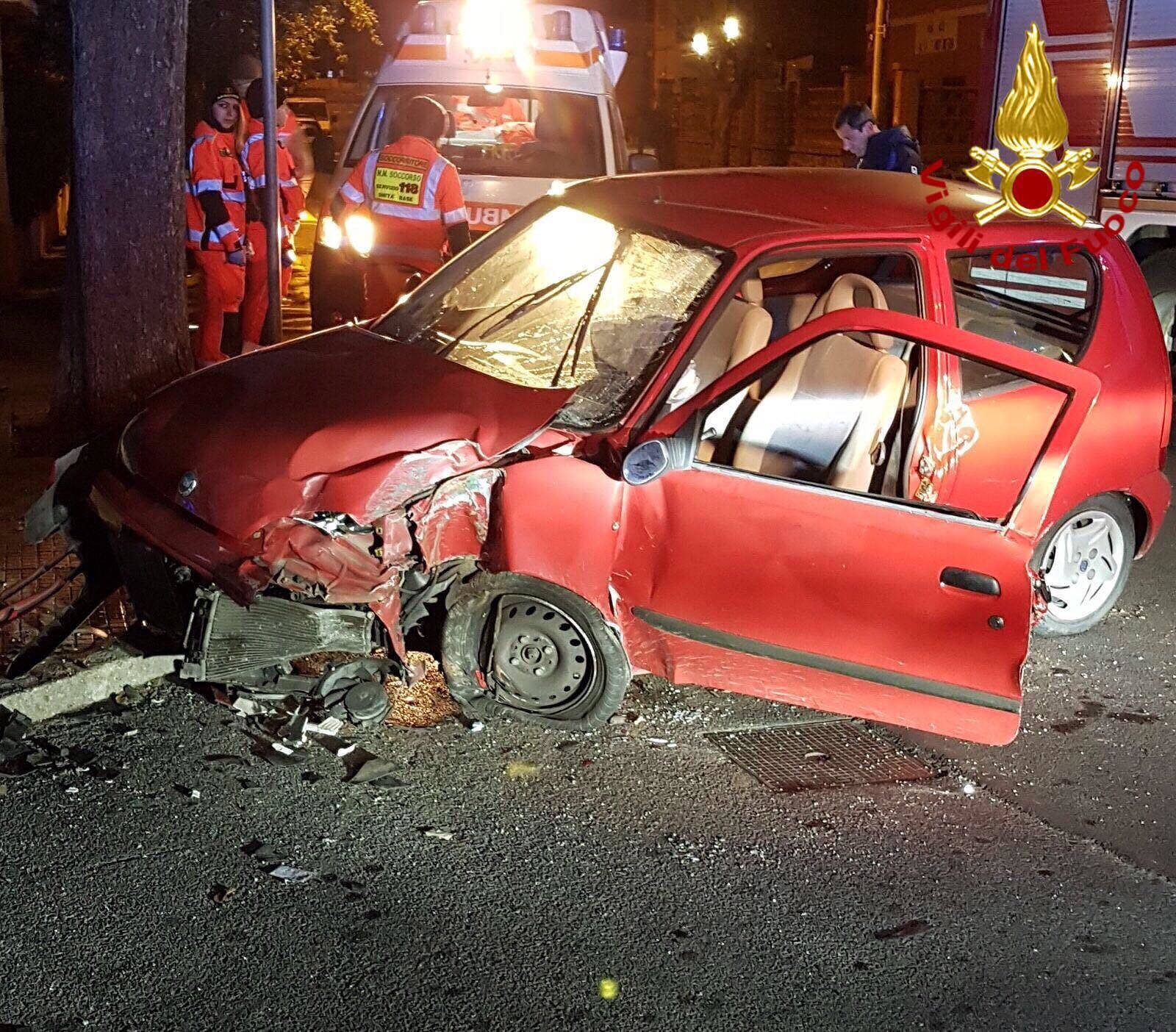 Orosei, schianto all’alba contro un albero: due feriti incastrati nell’abitacolo