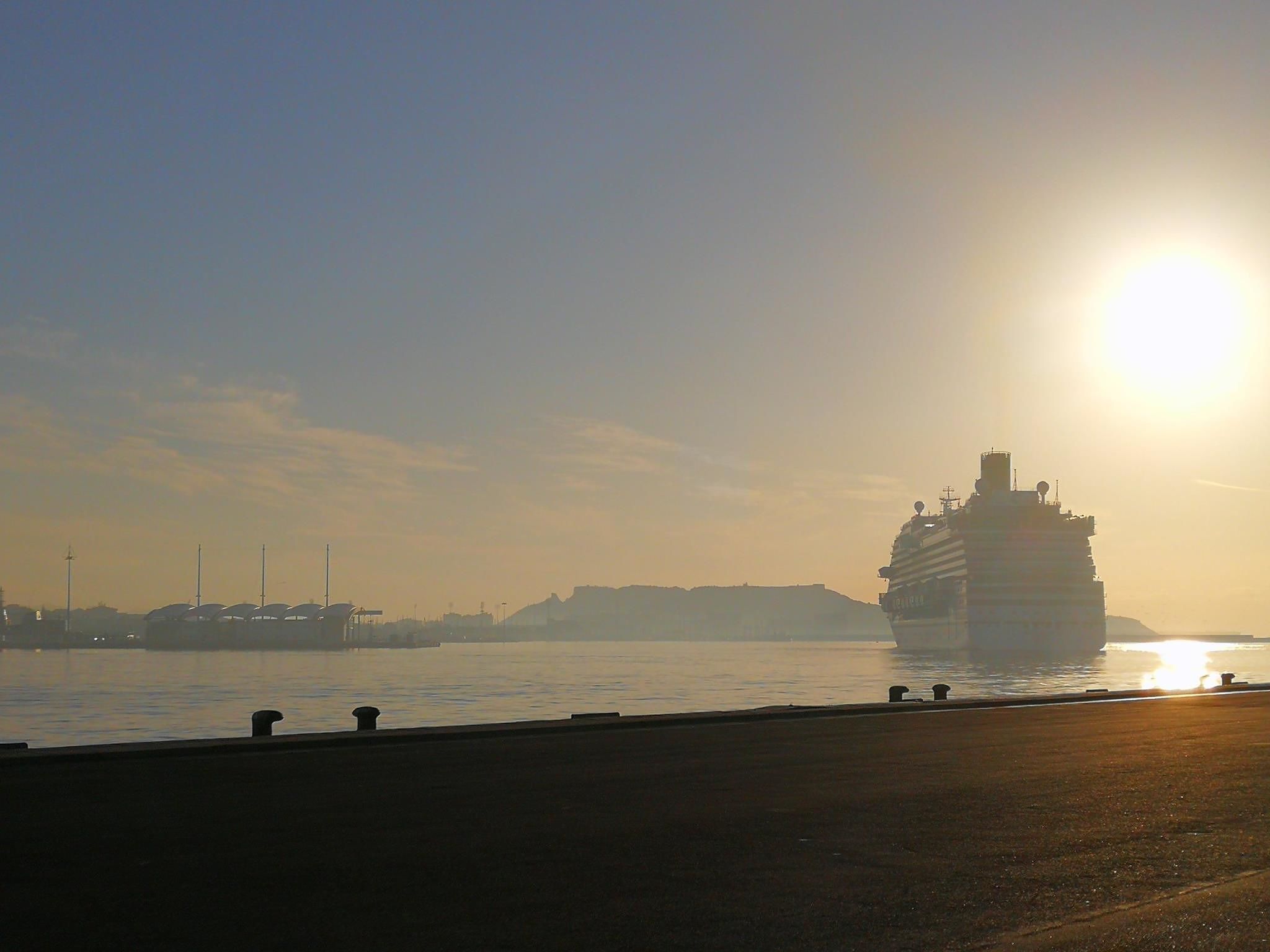 Cagliari, 4mila crocieristi italiani e francesi invadono il centro a Santo Stefano