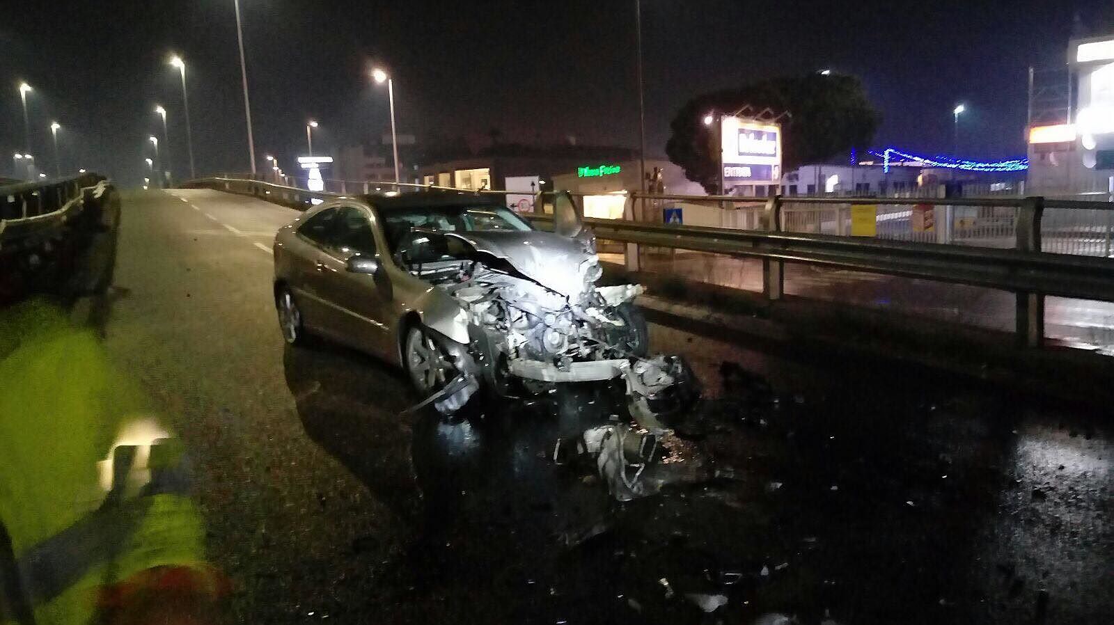 Asse Mediano, perde il controllo della Mercedes e si schianta sul guardrail