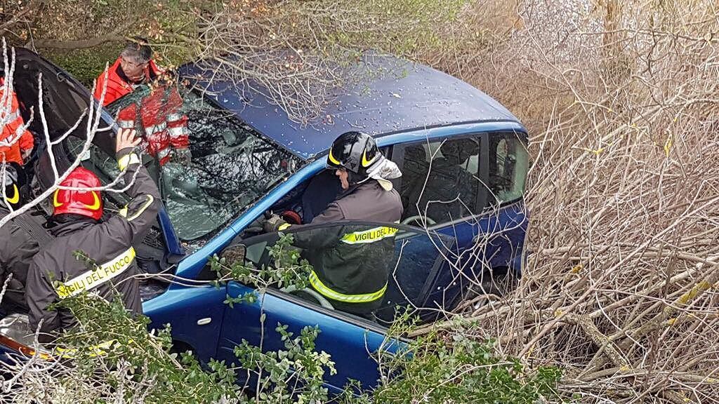 Tertenia, asfalto bagnato auto vola fuori strada: feriti mamma e figli