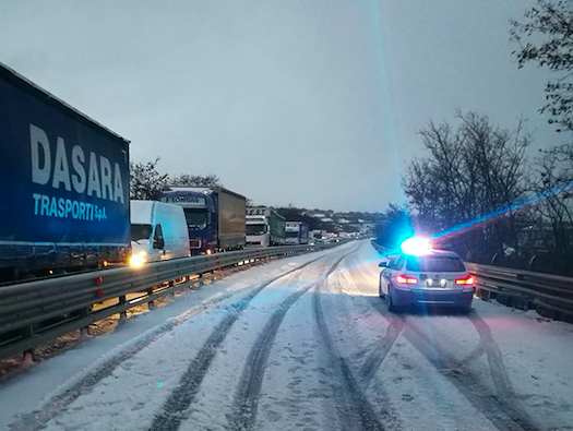 Forti nevicate a Campeda, chiusa la SS 131: traffico in tilt