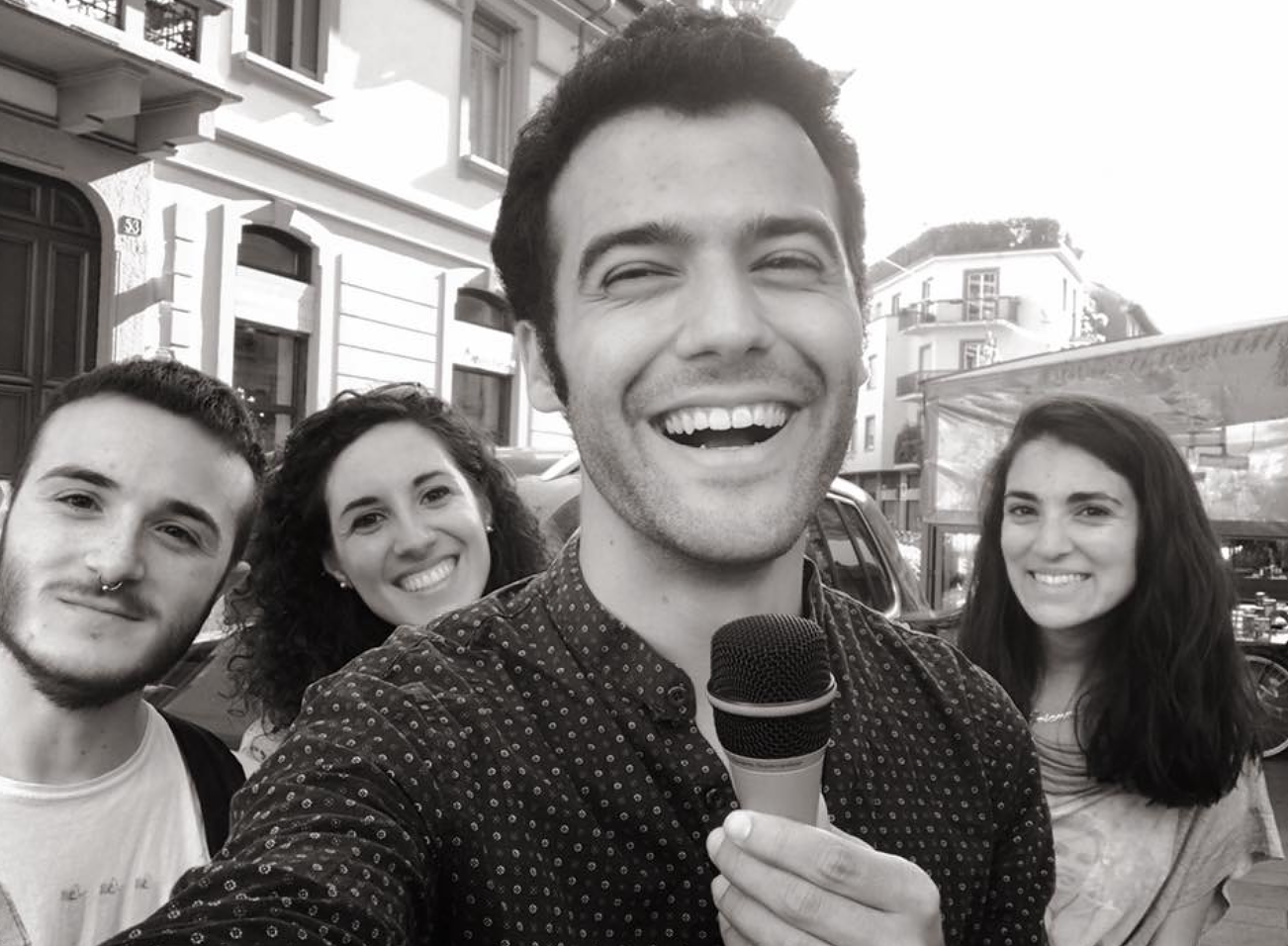 Artista di strada cacciato a Cagliari: “Sì a mendicanti e parcheggiatori abusivi, io non posso cantare”