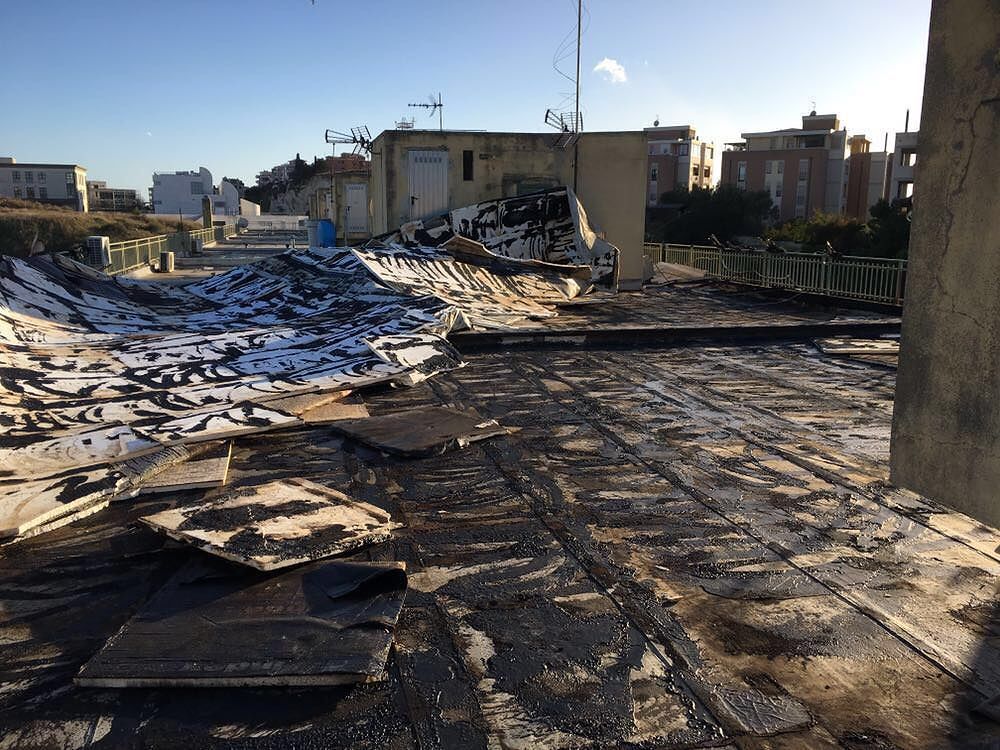 Cagliari, il vento scoperchia il tetto di una palazzina: rabbia in via Castelli